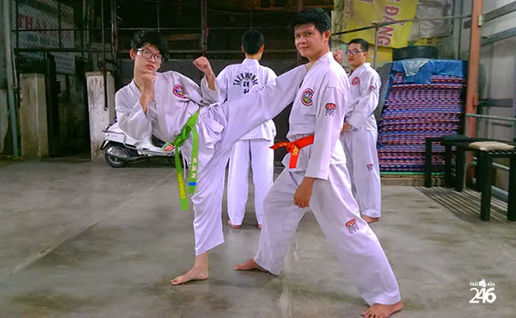 Võ sinh Taekwon-Do tập đối luyện tay chân kết hợp.