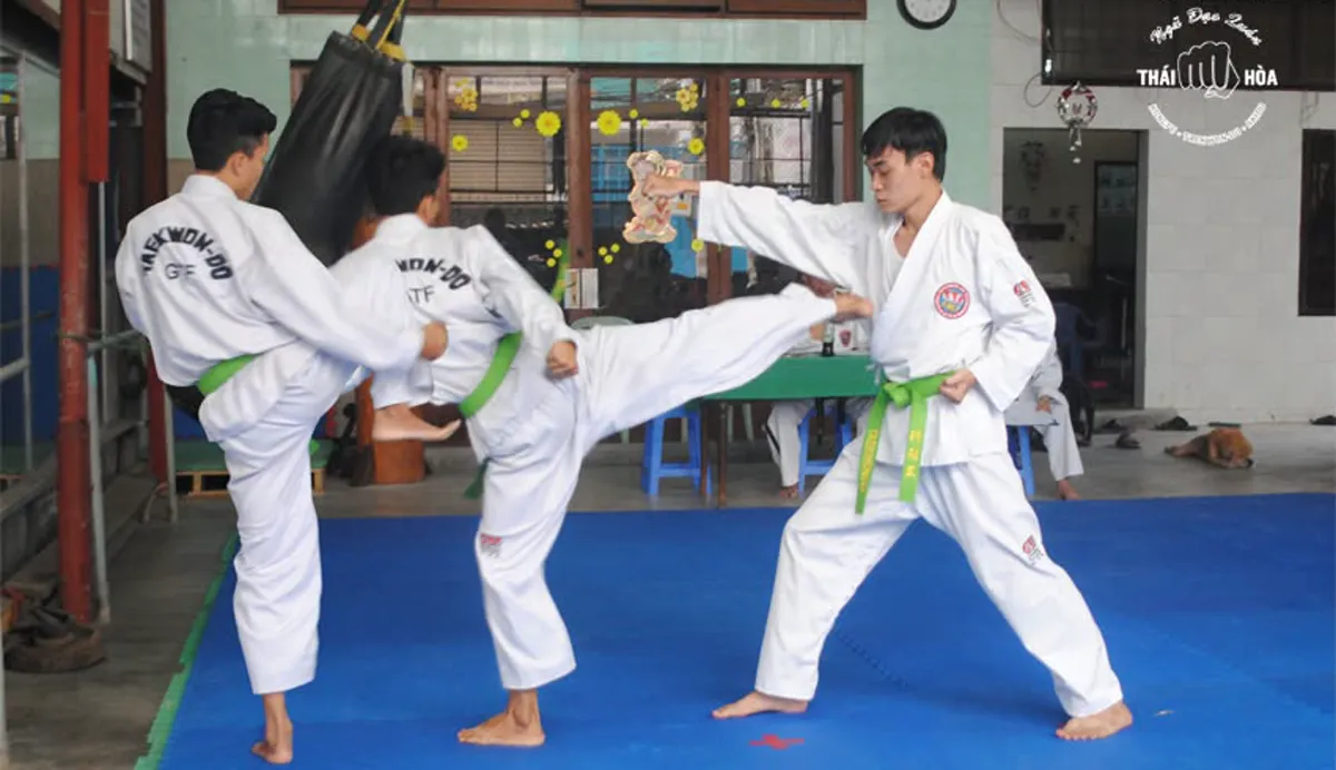 Lớp Taekwondo người lớn tập đối kháng tại Bình Thạnh
