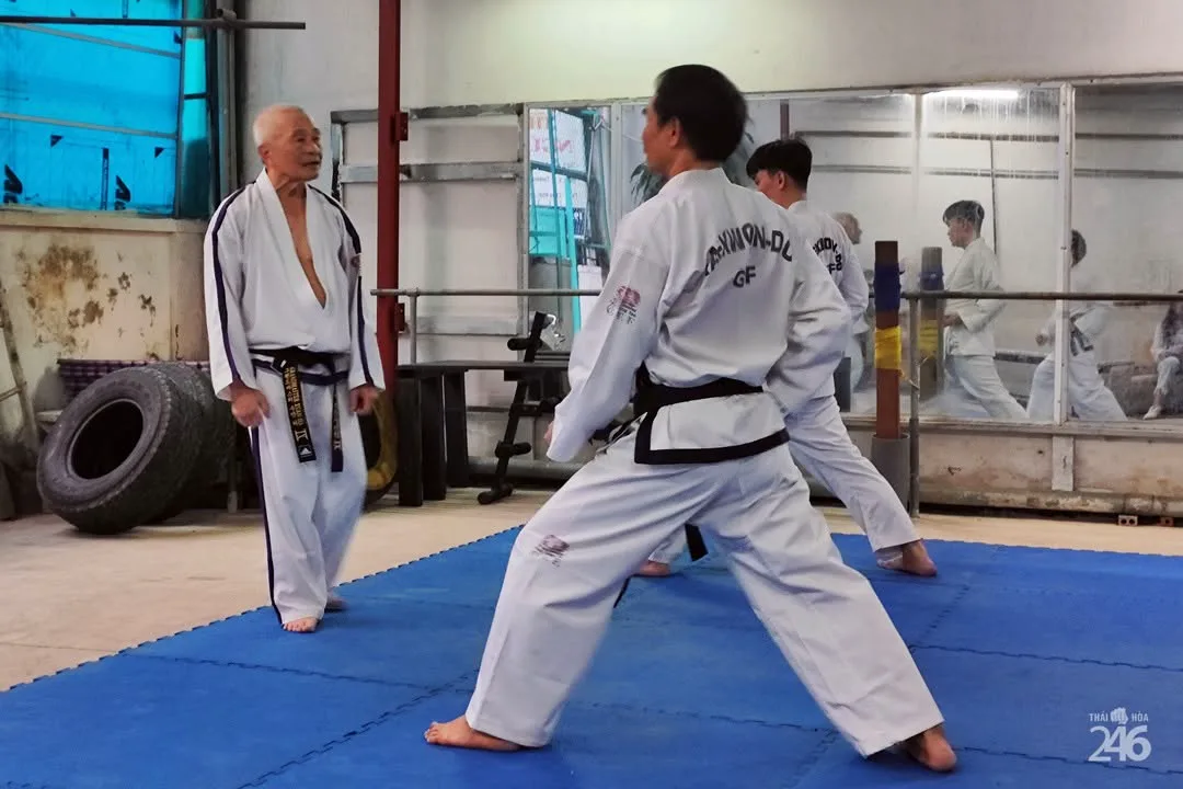 Võ sinh đai đen tập quyền, thầy quan sát từ góc sân