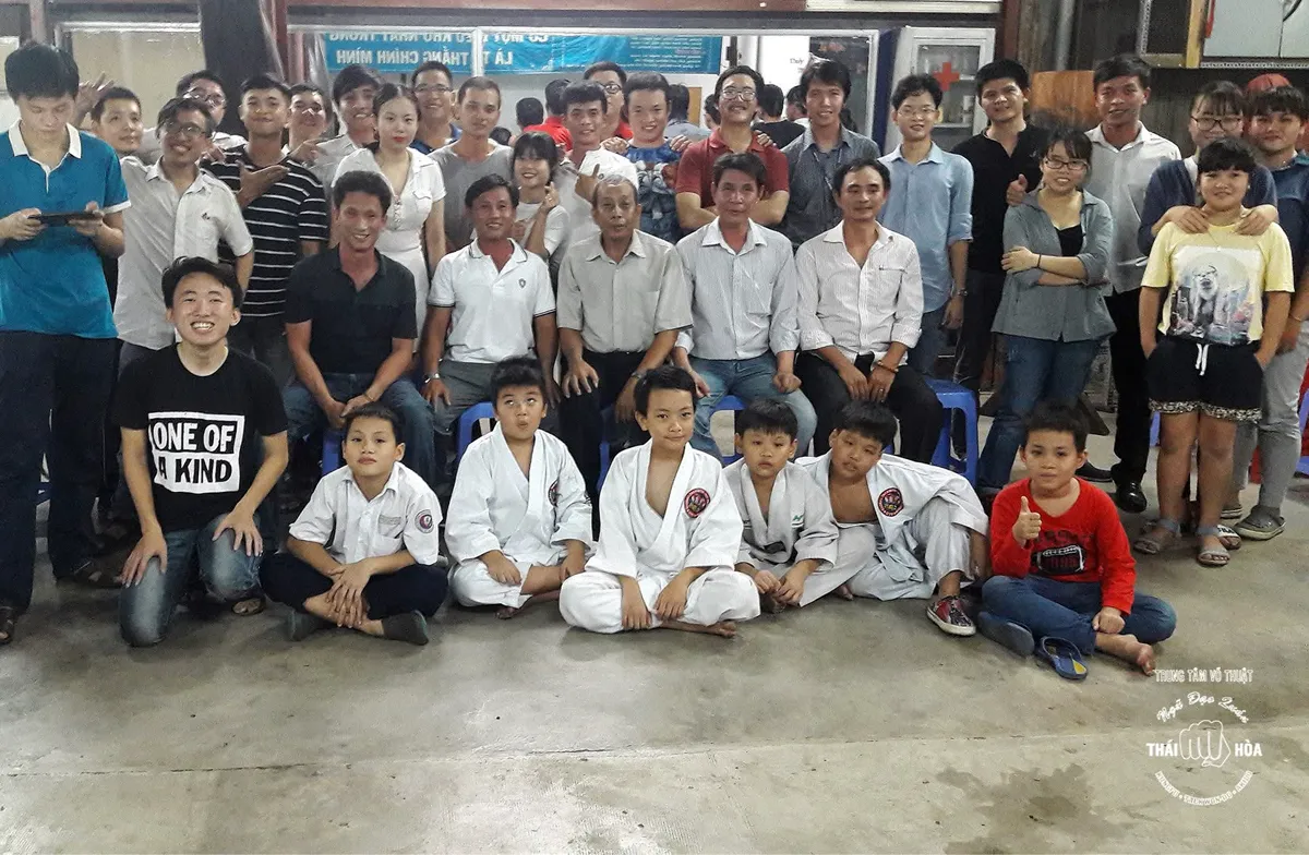Họp mặt cuối năm tại võ đường Thái Hòa, đủ các thế hệ võ sinh.